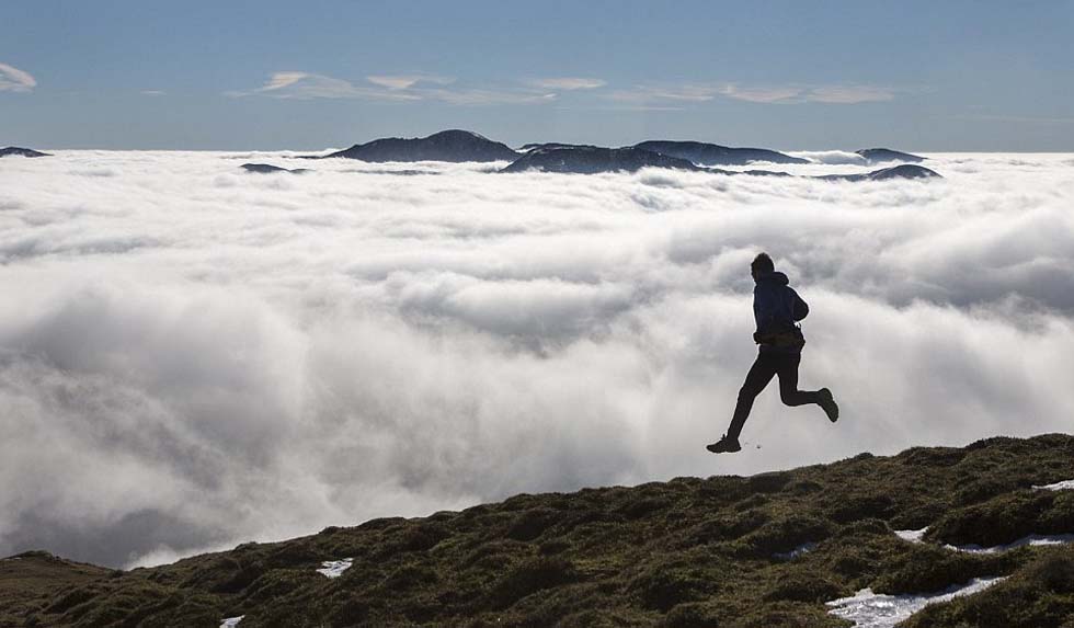 英男子在800多米山顶拍下“云端慢跑”奇观(组图)