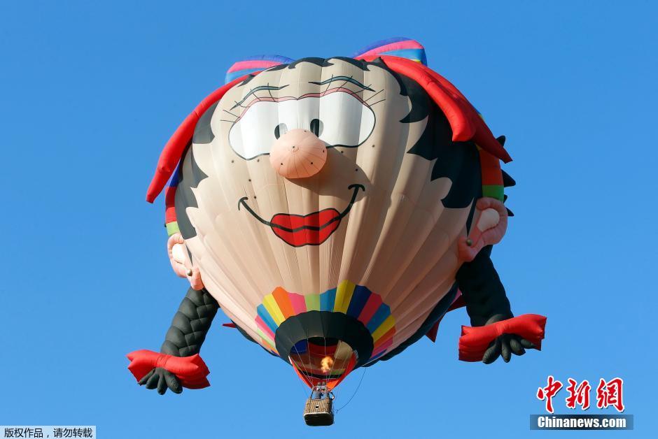 菲律宾热气球嘉年华 热气球造型各异吸人眼球