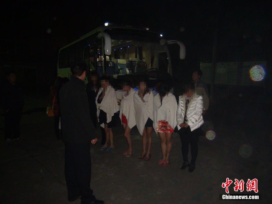 养生馆现色情服务 女子玩“制服诱惑”