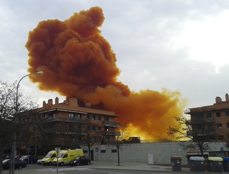 西班牙化工厂爆炸致毒气扩散