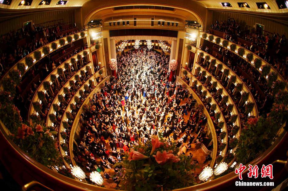 维也纳歌剧院举行年度舞会 场面壮观