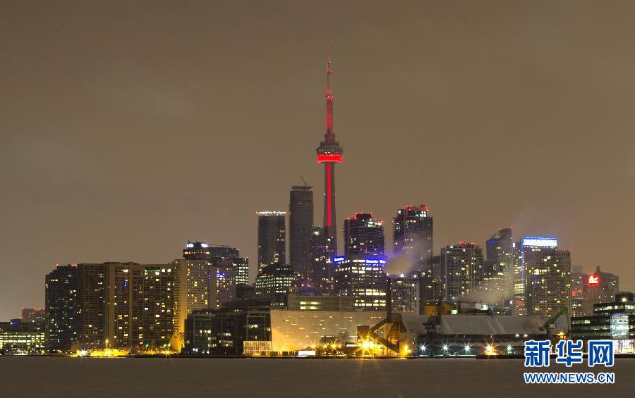 加拿大国家电视塔“红装”点亮“欢乐春节”