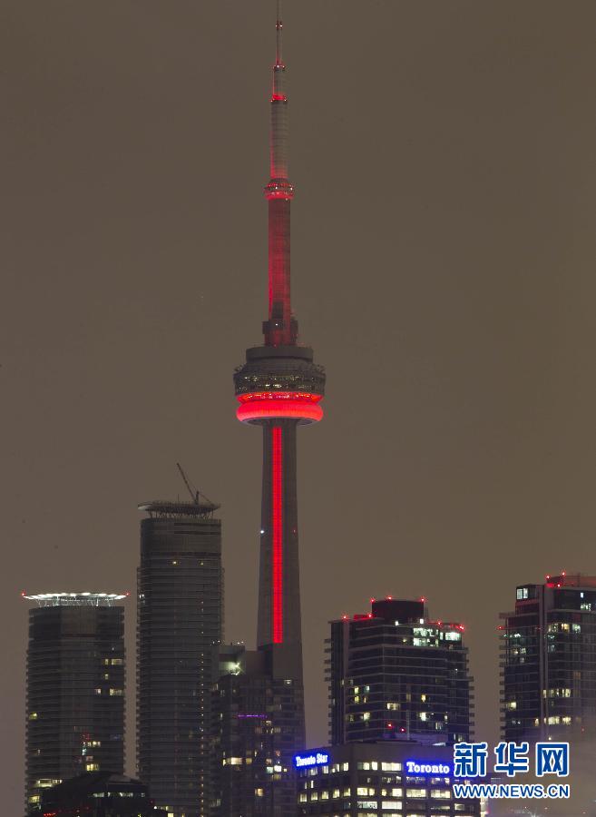 加拿大国家电视塔“红装”点亮“欢乐春节”