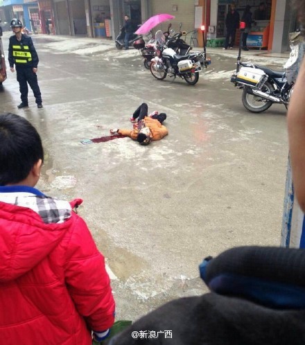 广西发生恶性伤人事件 男子被捅伤倒地