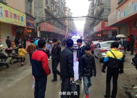 广西发生恶性伤人事件 男子被捅伤倒地