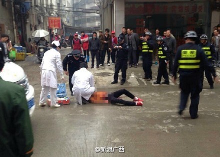 广西发生恶性伤人事件 男子被捅伤倒地