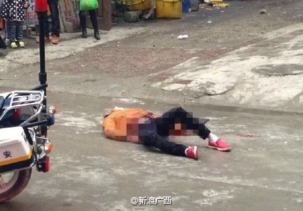 广西发生恶性伤人事件 男子被捅伤倒地