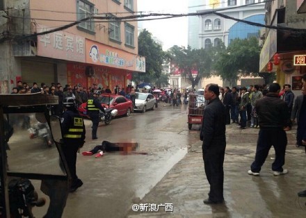 广西发生恶性伤人事件 男子被捅伤倒地
