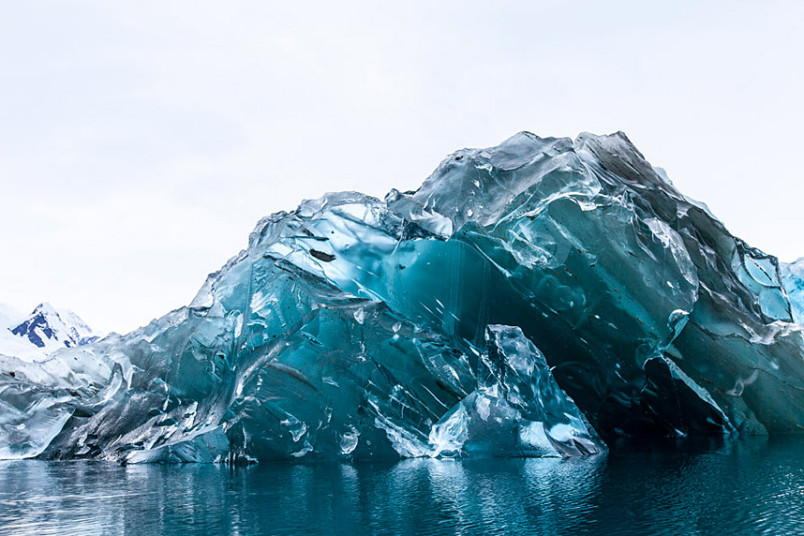摄影师拍南极罕见透明冰山