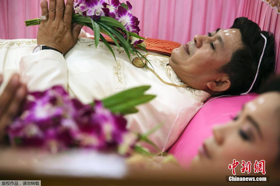 新婚夫妇情人节办婚礼 躺粉色棺材求好运