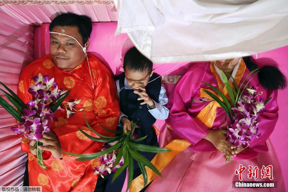 新婚夫妇情人节办婚礼 躺粉色棺材求好运