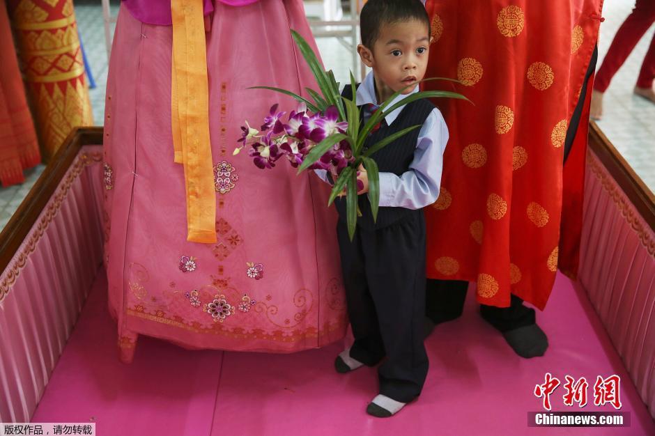 新婚夫妇情人节办婚礼 躺粉色棺材求好运