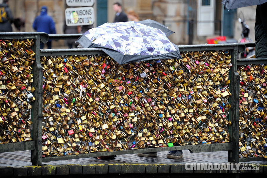情人节：巴黎爱情锁桥为安全移除部分爱情锁