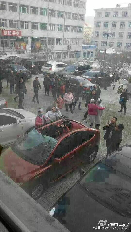 女子医院跳楼殉情 轿车被砸大坑