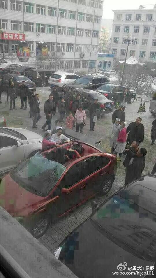 女子医院跳楼殉情 轿车被砸大坑