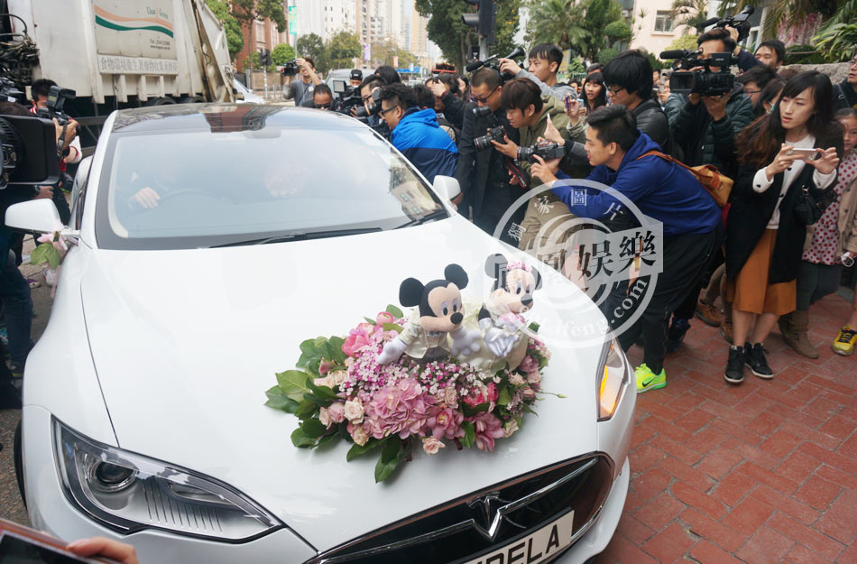 王祖蓝李亚男香港大婚：两人深情激吻