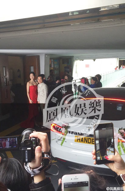 王祖蓝李亚男香港大婚：两人深情激吻