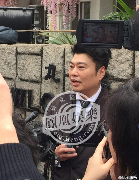 王祖蓝李亚男香港大婚：两人深情激吻