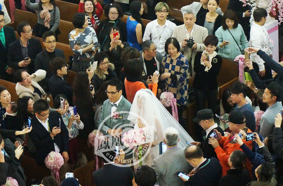 王祖蓝李亚男香港大婚：两人深情激吻