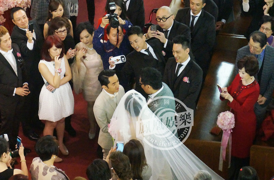 王祖蓝李亚男香港大婚：两人深情激吻