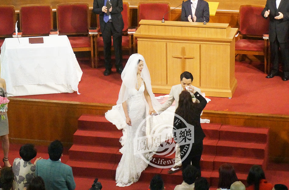 王祖蓝李亚男香港大婚：两人深情激吻