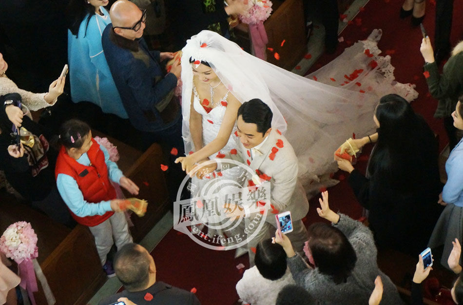 王祖蓝李亚男香港大婚：两人深情激吻