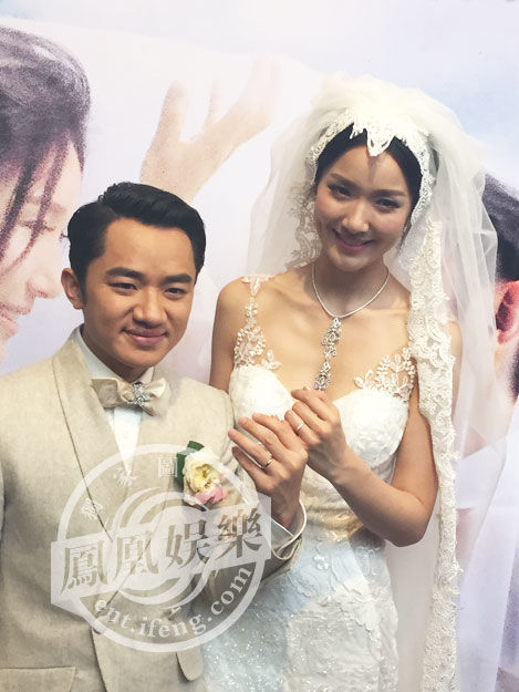 王祖蓝李亚男香港大婚：两人深情激吻