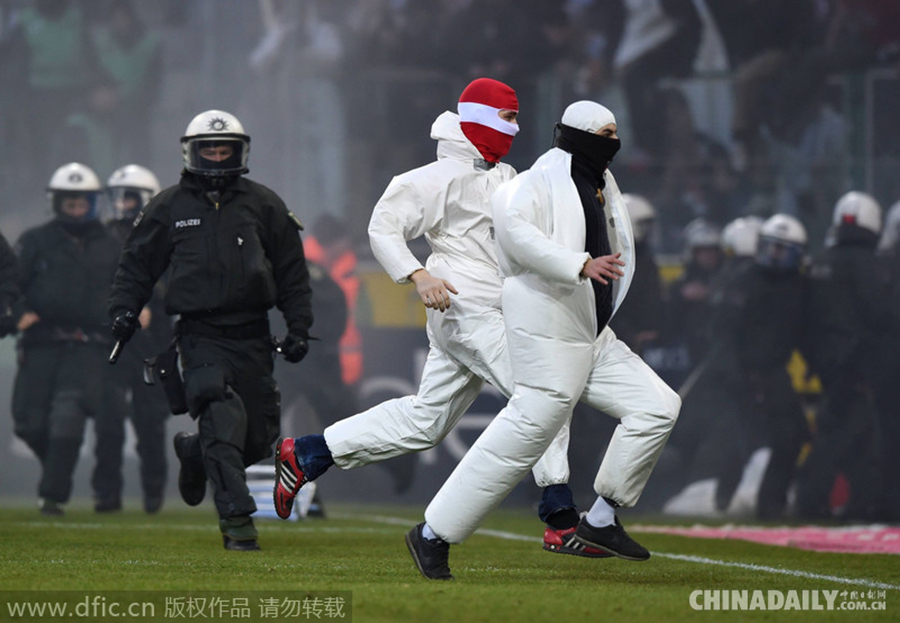 科隆球迷大闹德甲赛场 烟火波及球场大批警察出动