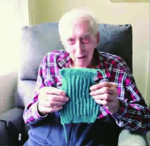 澳109岁老人为濒危企鹅织毛衣