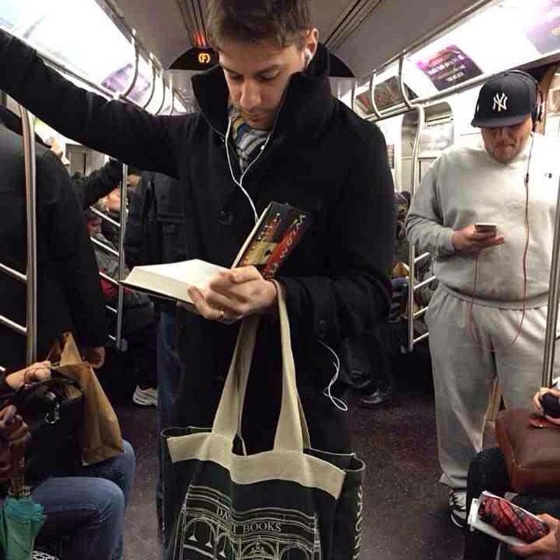 纽约地铁型男读书照蹿红 文艺气质迷倒网民 (组图)