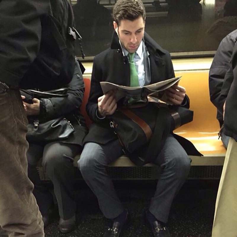 纽约地铁型男读书照蹿红 文艺气质迷倒网民 (组图)