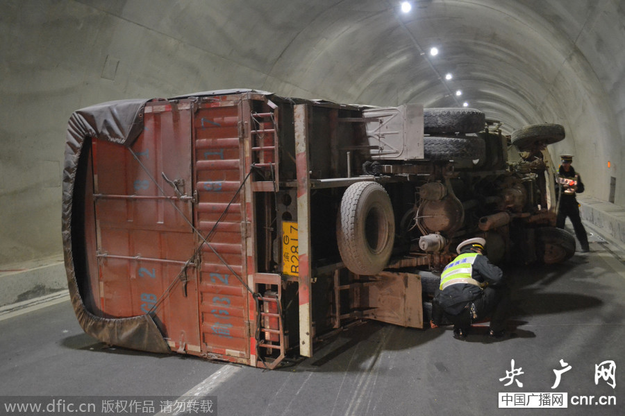 重庆奉溪高速一货车隧道内侧翻 驾驶员被困车内
