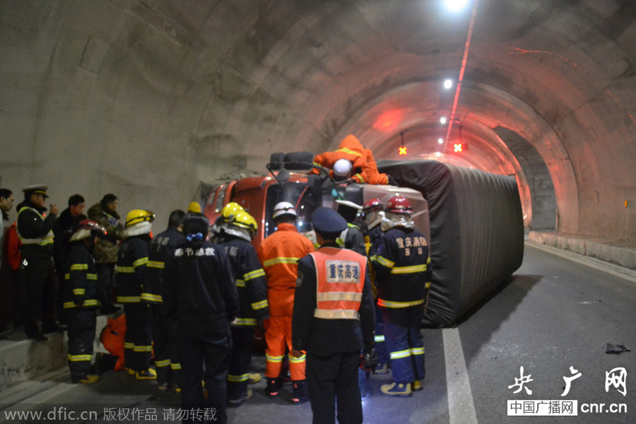 重庆奉溪高速一货车隧道内侧翻 驾驶员被困车内
