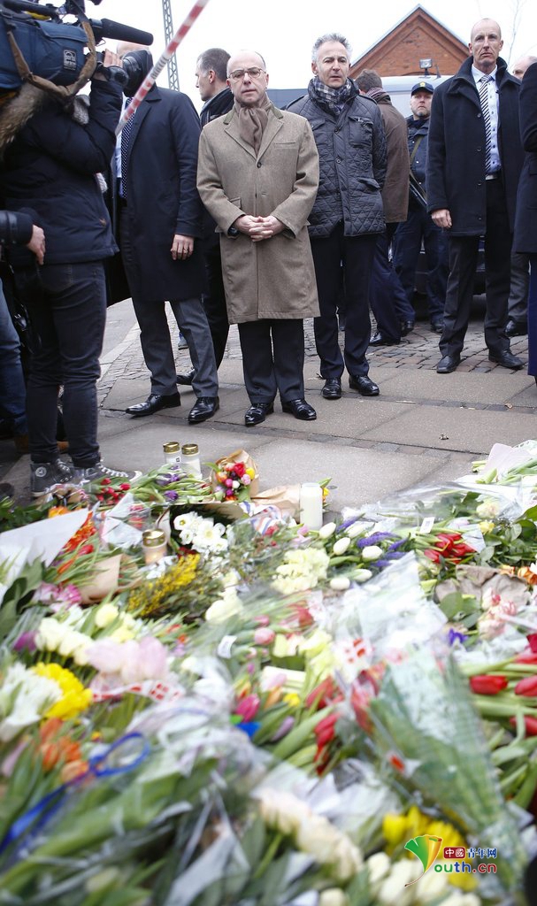 丹麦民众悼念两起枪击案遇难者