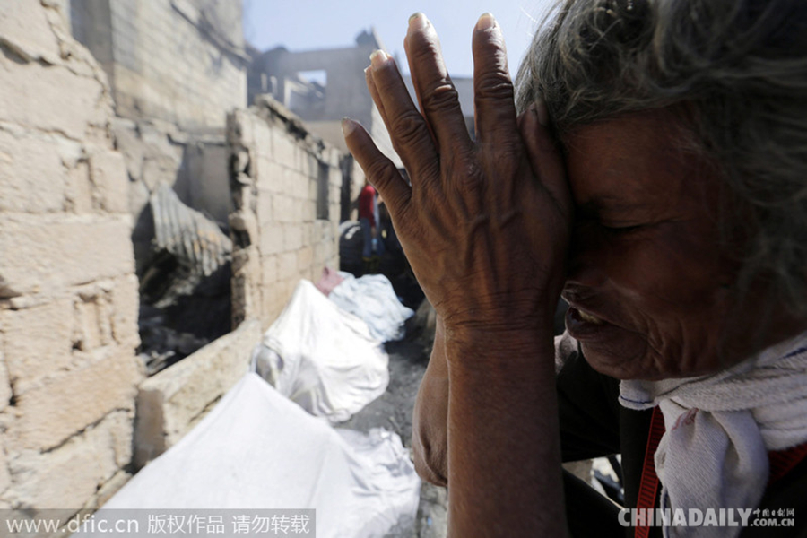 菲律宾一贫民窟发生大火 300多房屋被毁4人死亡