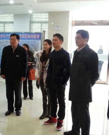 刘强东带奶茶妹回老家 市领导陪同参观企业