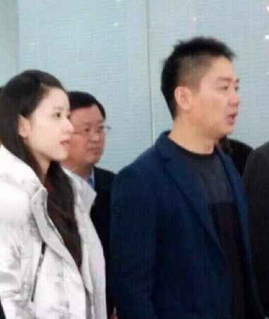 刘强东带奶茶妹回老家 市领导陪同参观企业