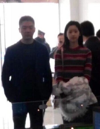 刘强东带奶茶妹回老家 市领导陪同参观企业