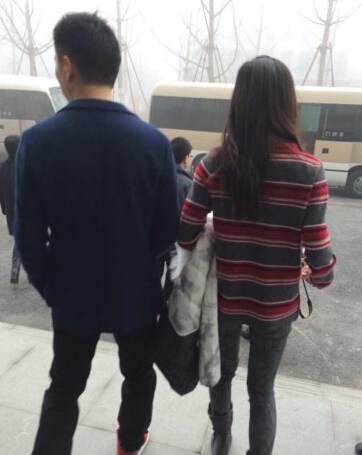 刘强东带奶茶妹回老家 市领导陪同参观企业