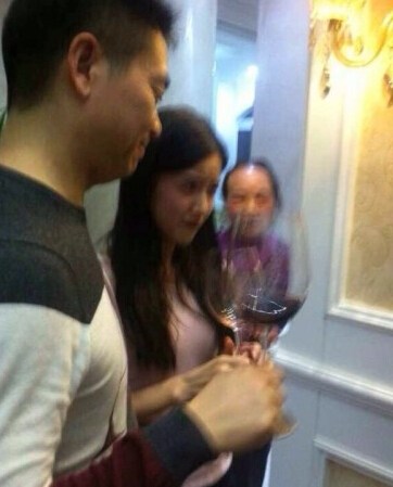 刘强东带奶茶妹回老家 市领导陪同参观企业