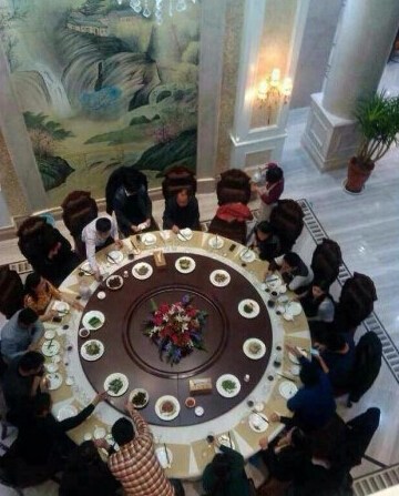 刘强东带奶茶妹回老家 市领导陪同参观企业