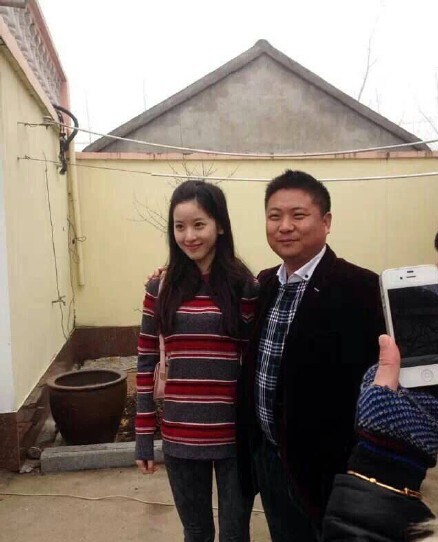 刘强东带奶茶妹回老家 市领导陪同参观企业