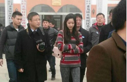 刘强东带奶茶妹回老家 市领导陪同参观企业