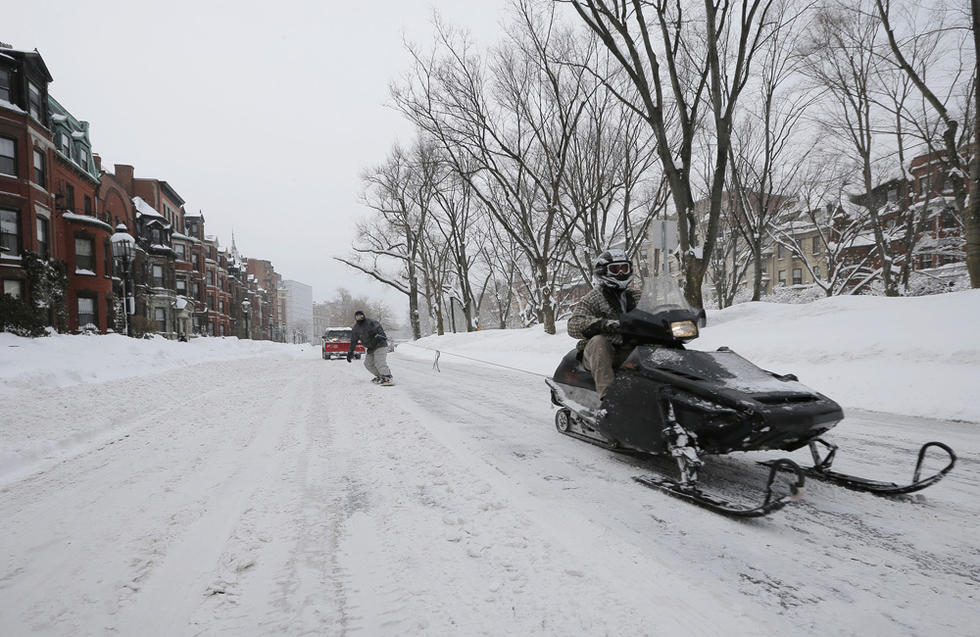 美国多地遭暴风雪袭击 街头现雪橇