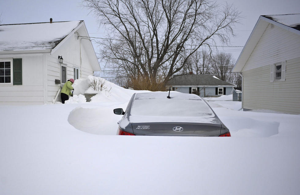 美国多地遭暴风雪袭击 街头现雪橇