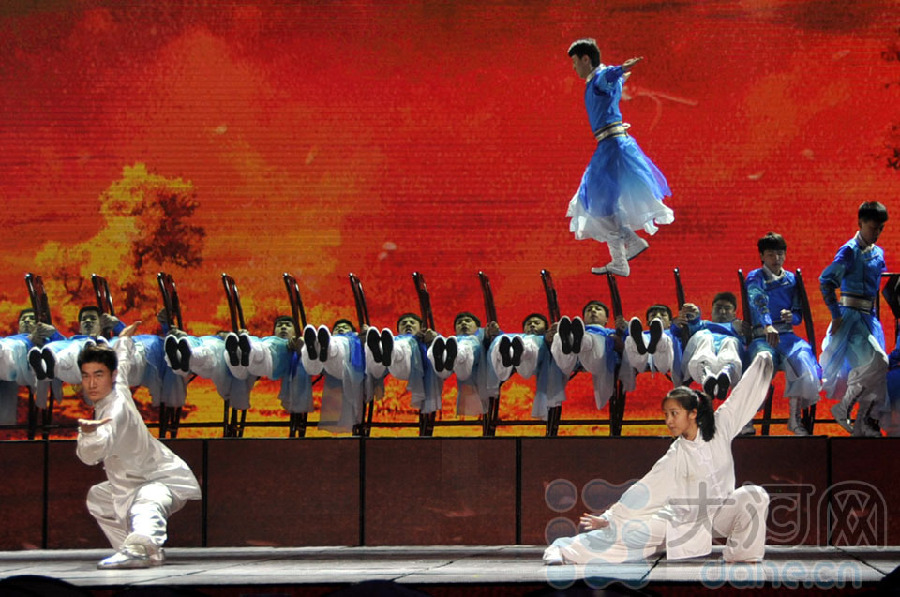 央视春晚最后一次彩排 吴京要在椅子上练太极拳