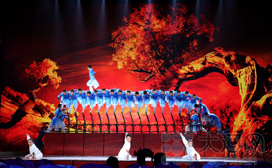 央视春晚最后一次彩排 吴京要在椅子上练太极拳