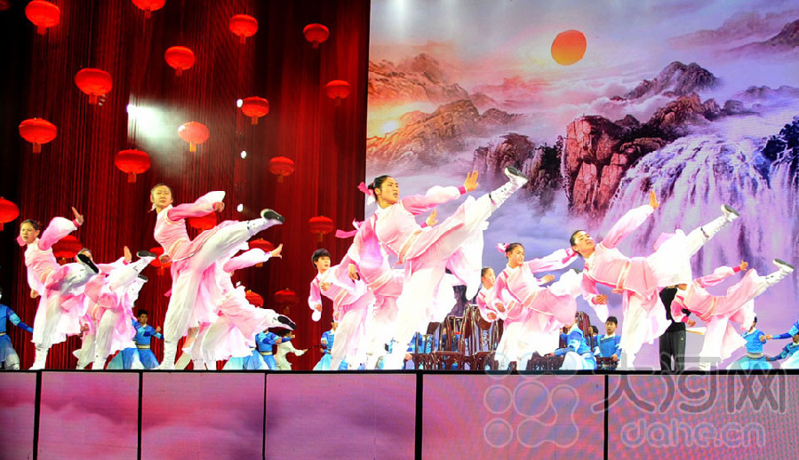 央视春晚最后一次彩排 吴京要在椅子上练太极拳