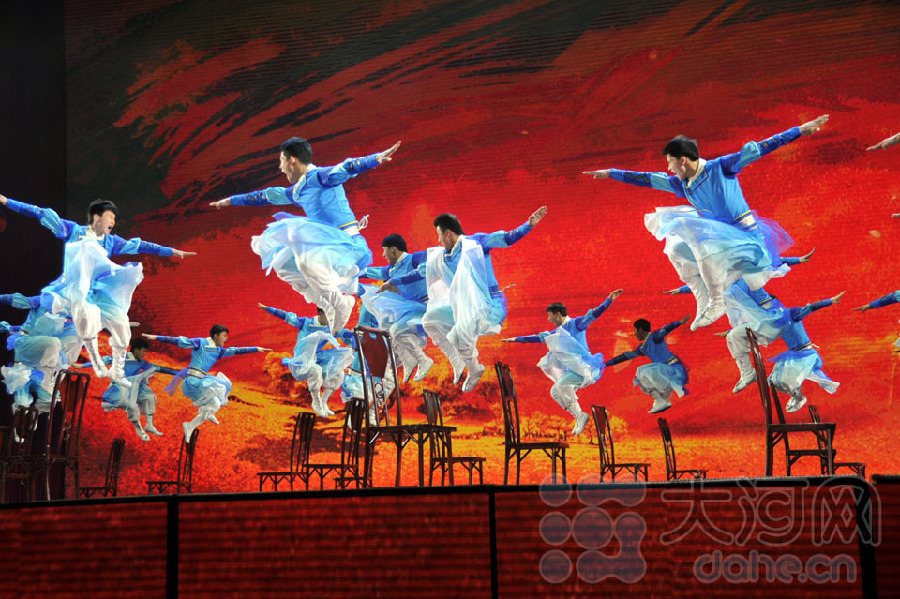 央视春晚最后一次彩排 吴京要在椅子上练太极拳