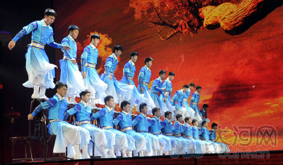 央视春晚最后一次彩排 吴京要在椅子上练太极拳